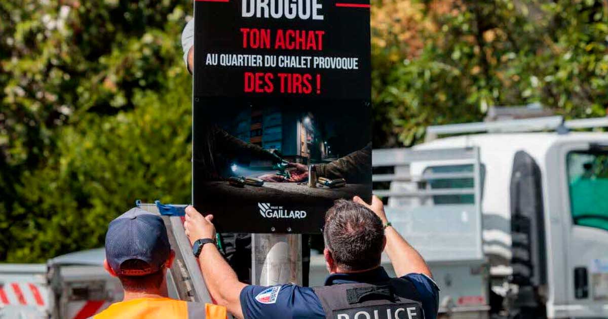 Um cartaz para combater o tráfico de droga no Chalet
